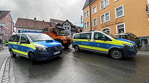Zwei Polizeiautos und ein Räumfahrzeug der Technischen Dienste versperren die Zufahrt zur Oberstadt. Die Sicherheitskräfte haben am ...