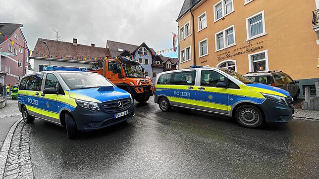 Zwei Polizeiautos und ein Räumfahrzeug der Technischen Dienste versperren die Zufahrt zur Oberstadt. Die Sicherheitskräfte haben am ...