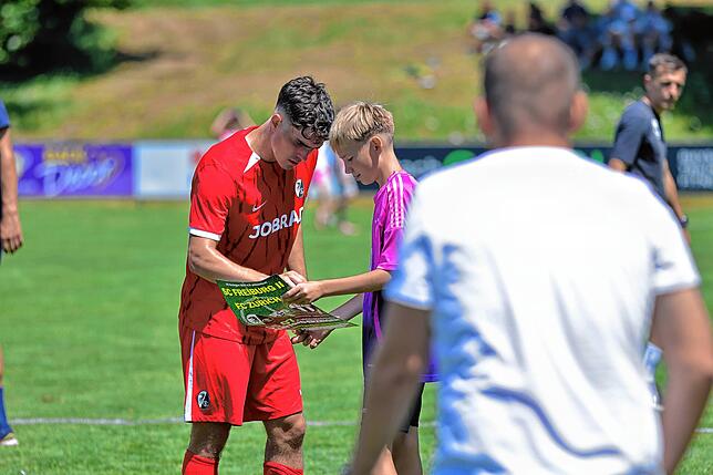 Bild 43: SC Freiburg II gewinnt Test beim FC Erzingen gegen den FC Zürich II mit 6:3 – wir haben Fotos!