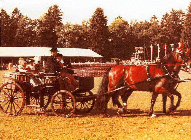 1972 beim Donaueschinger Reitturnier. Die Kinder Gabi, Brigitte und Peter Hupfer genießen die Fahrt mit Kutscher Manfred Riegger. Es war ...
