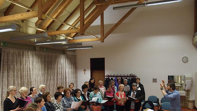 Seit zehn Jahren singen die Damen des Frauenchors Belle Voci gemeinsam. Nun proben sie mit Dirigent István Boldizsár für ihr ...