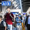 Besucher und deutsche Arbeitnehmer verlassen den Zug am Endbahnhof in Zürich. Die Schweiz erklärt sich überraschend bereit, die ...