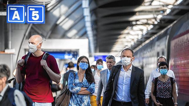 Besucher und deutsche Arbeitnehmer verlassen den Zug am Endbahnhof in Zürich. Die Schweiz erklärt sich überraschend bereit, die ...