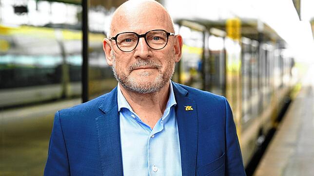Verkehrsminister Winfried Hermann hat nun endlich drängende Fragen aus der Region zum Betrieb der BOB-Bahn beantwortet (Archivbild).