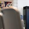 Ein Luftreinigungsgerät steht in einem Klassenraum einer Realschule. An der Auentalschule in Owingen soll es ab Mitte Februar fest ...