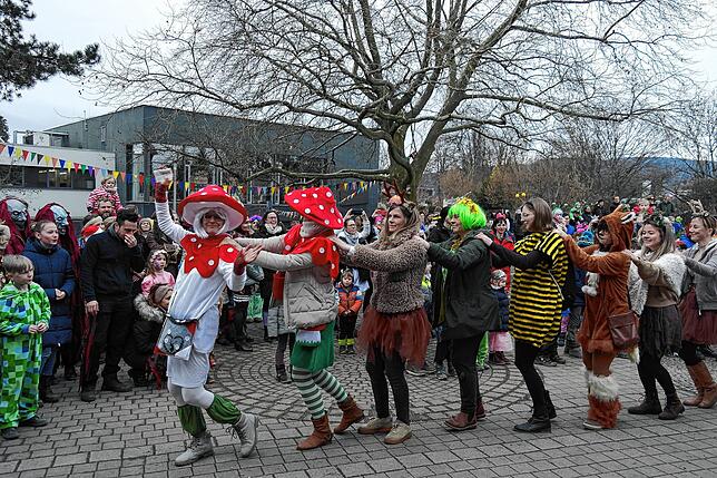 Endlich frei! Angeführt von ihrem Oberpilz Julie Adam führten die als Waldtiere verkleideten Lehrerinnen der Teuringer-Tal-Schule eine ...