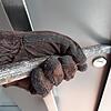 Ein Einbrecher versucht, eine Tür aufzuhebeln. (Symbolbild) In Bad Säckingen ist ein Einbruchversuch in eine Kirche missglückt, ein ...