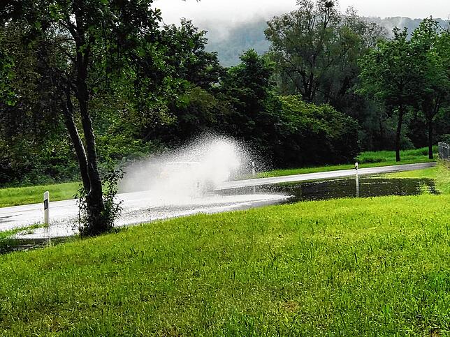 An der Straße bei der Kläranlage bei Bodman-Ludwigshafen und Espasingen steht das Wasser so am Rand, dass es stark aufspritzt, wenn ...