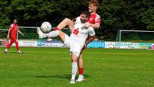 Zweikampf zwischen dem Salemer Torschützen Max Wimmer (hinten) und Raffaele Care vom Hegauer FV.