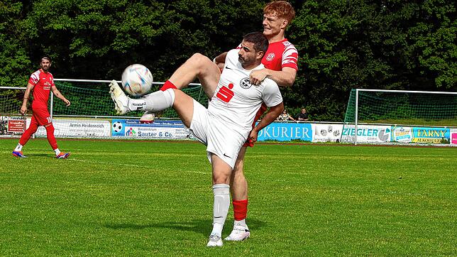 Zweikampf zwischen dem Salemer Torschützen Max Wimmer (hinten) und Raffaele Care vom Hegauer FV.