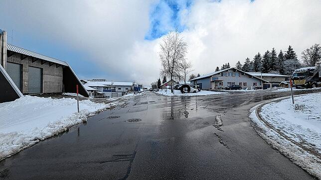 Sogar auf der Fahrbahn liegt in Furtwangen ein kleines bisschen Schneematsch.