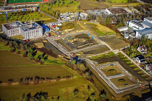 Das neue Baugebiet Südlich Härlen entsteht. Links oben das neue Pflegeheim, davor die Fläche. Hier entstehen insgesamt 216 Wohneinheiten ...