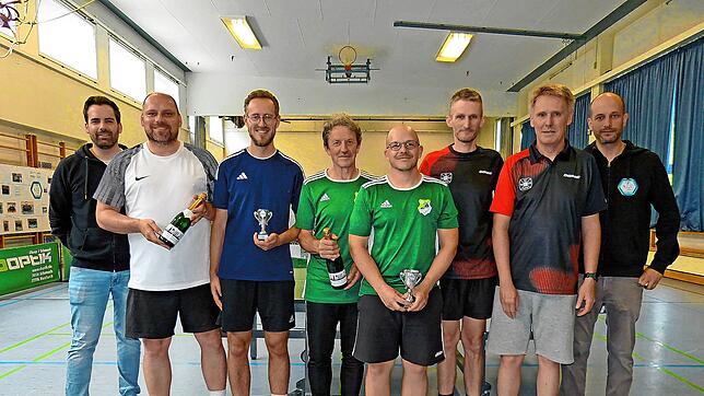 Nach spannenden Kämpfen gewinnt die Mannschaft „Ping und Pong“ aus Triberg den dritten Platz, das Team vom FC Kappel den zweiten Rang ...