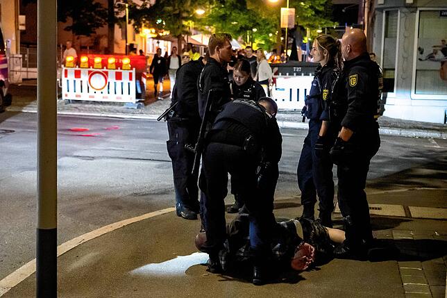 Polizeieinsatz um 0.17 Uhr an der Ecke Uhlandstraße und Jakob-Kienzle-Straße. Ein Mann liegt am Boden in Handschellen.