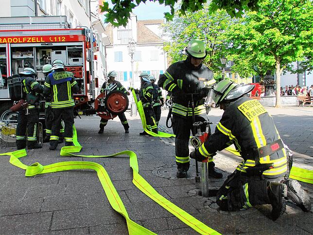 Bild 3: Bilder von der Schauübung der Feuerwehr und der Rettungsdienste auf dem Radolfzeller Marktplatz