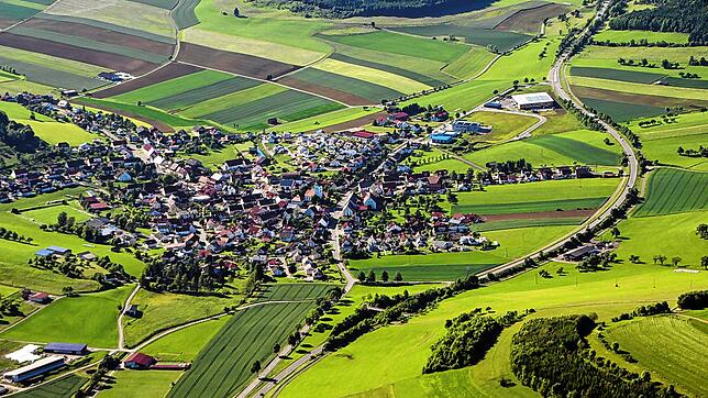 Riedböhringen aus der Vogelperspektive: Das Dorf zählt knapp 1000 Einwohner, 22 davon sind mit dem Coronavirus infiziert &ndash; ein ...