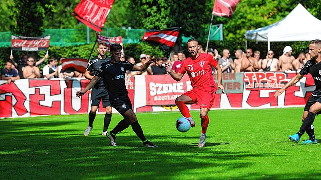 Lange schien es auf eine Trennung hinauszulaufen, doch nun bleibt der torgefährliche Offensivspieler Nedzad Plavci (am Ball) wohl doch ...