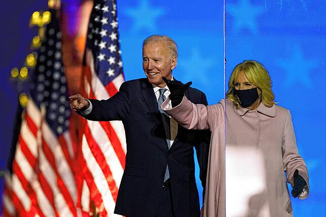 Joe Biden steht in Wilmington neben seiner Ehefrau Jill Biden und spricht zu seinen Anhängern