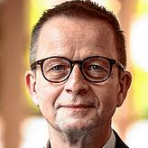 „Für die deutschen Zulieferer ist eine Konzentration auf weniger, große Werke unabdingbar“, sagt Stefan Reindl, Direktor des ...
