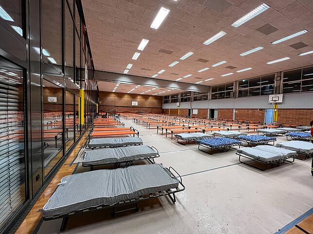 In einer Turnhalle in Freiburg wurden für die Flüchtlinge Feldbetten aufgestellt.