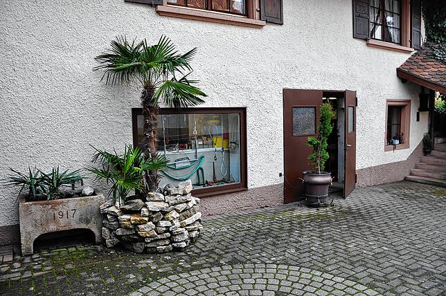 Die Werkstatt befindet sich im unteren Teil des Gebäudes der ehemaligen Kaplanei in Untermettingen.