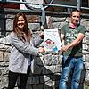 Referendarin Lena Schmieder und Pflegedienstleiter Markus Blatter zeigen gemeinsam ein Bild, das gut zum Thema Nähe passte.