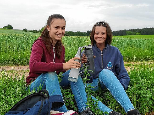 Mach mal Pause: Sarah Schick (rechts) und Lorena Müller sind sich für die Feldarbeit nicht zu schade. In ihrer Generation ist das eher ...