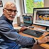Karl-Heinz Baumann sitzt vor dem Computer in seinem Büro in Starzach-Börstingen. In seiner Zeit bei Daimler hat er rund 800 Fahrzeuge ...