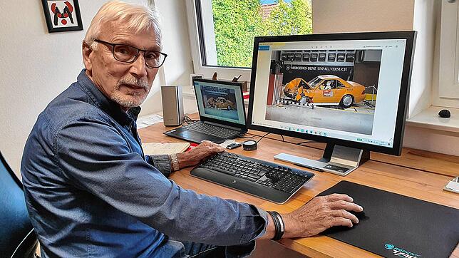 Karl-Heinz Baumann sitzt vor dem Computer in seinem Büro in Starzach-Börstingen. In seiner Zeit bei Daimler hat er rund 800 Fahrzeuge ...