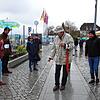 Bei der Begehung der Innenstadt probierten einige Teilnehmer, wie sich Sehbehinderte mit einem Langstock zurechtfinden. Baubürgermeister ...