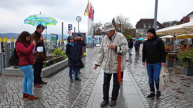 Bei der Begehung der Innenstadt probierten einige Teilnehmer, wie sich Sehbehinderte mit einem Langstock zurechtfinden. Baubürgermeister ...