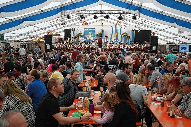 Vier Tage feiern beim Blütenfest des Musikvereins in Oberteuringen: Der Frühschoppen am 1. Mai war für Einheimische und Ausflügler ein ...
