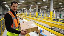 Nikolaus Königsegg leitet das Amazon-Verteilzentrum in Meßkirch. Er steht an einem der Förderbänder für die Waren, die hier für die ...