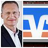 Der Waldshuter Volksbank-Chef Stefan Aust (links) weist Darstellungen von Werner Thomann, dem Vorstandsvorsitzenden der Volksbank ...