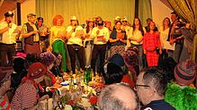 Mit einem großen Finale verabschieden sich nach dem Ende des abendfüllenden Bühnenprogramms sämtliche Akteure von den begeisterten ...