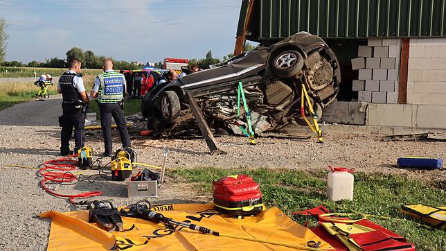 Tödlicher Unfall in Laudenbach Polizei und Rettungsdienste stehen an dem Fahrzeugwrack.