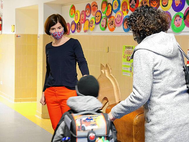 Der Schulbeginn an der Waldeck-Schule ist entspannt. Nur ganz selten muss Schulleiterin Anja Claßen die Kinder an die Maskenpflicht beim ...