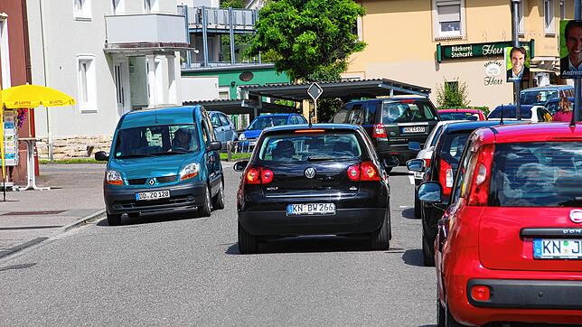Im Bereich Bahnhof-, Breite- und Schillerstraße ist reger Verkehr an der Tagesordnung. Mehr Sicherheit für Fußgänger und Pkws soll die ...