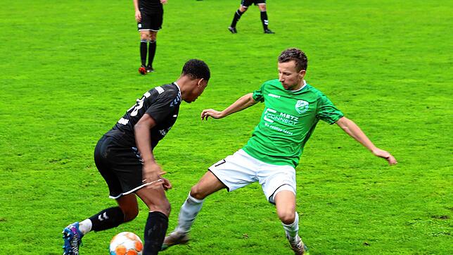 Liam Omore (rechts) sorgte mit dem letzten Angriff dafür, dass der SC Konstanz-Wollmatingen einen Punkt gegen den DJK Donaueschingen ...