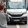 Ein Mann fotografiert ein Lieferservicefahrzeug, das auf dem Radweg parkt. Immer mehr Menschen zeigen Parksünder über Online-Portale an.
