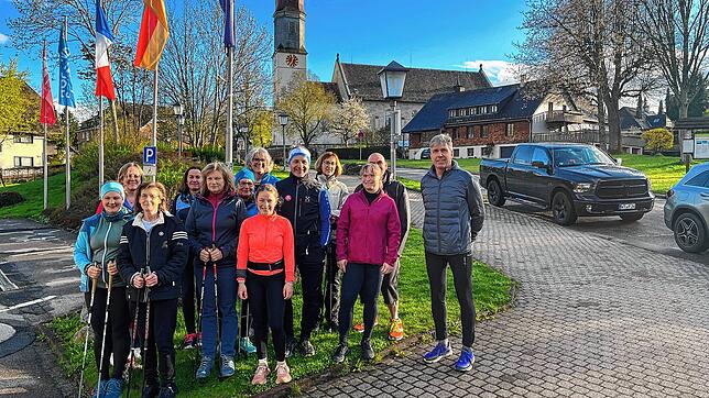 Witterungsbedingt geht nur eine kleine Gruppe von 13 Läuferinnen und Läufern an den Start beim Beginn des Sommertrainings. Foto: Stefan ...