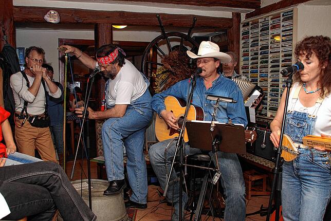 Heinz Flückiger and his Easy Skiffle Group 2008 im „Bückle“. 1996 bis 2014 traten hier bei der Country-Night Musikgruppen auf.