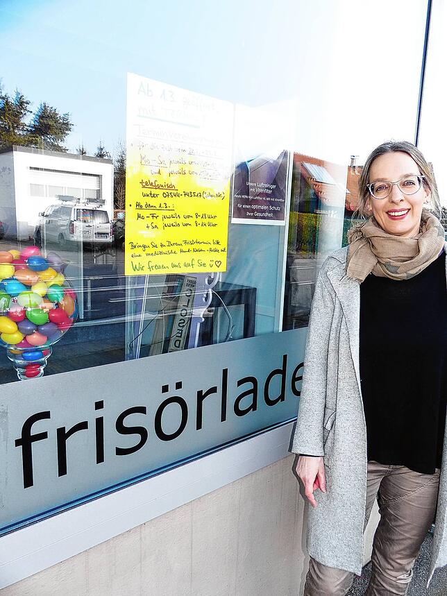 Den Kunden hat Marion Schweizer mit einem Plakat im Schaufenster signalisiert, wie sie zu einem Termin kommen.