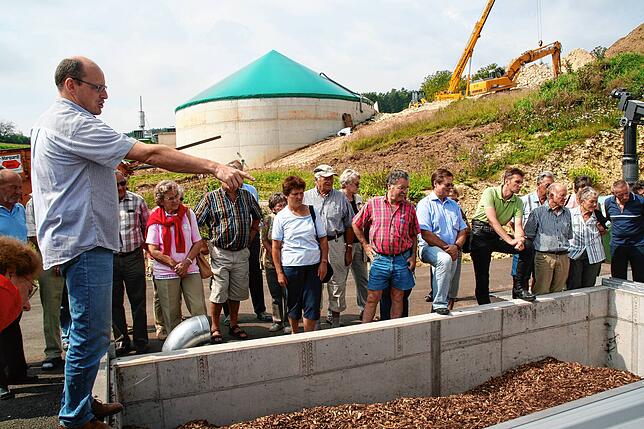 Im Bioenergiedorf Mauenheim machen im Jahr 2007 die Gewinner der SÜDKURIER-Sommeraktion bei der Erlebnistour „Regenerative ...
