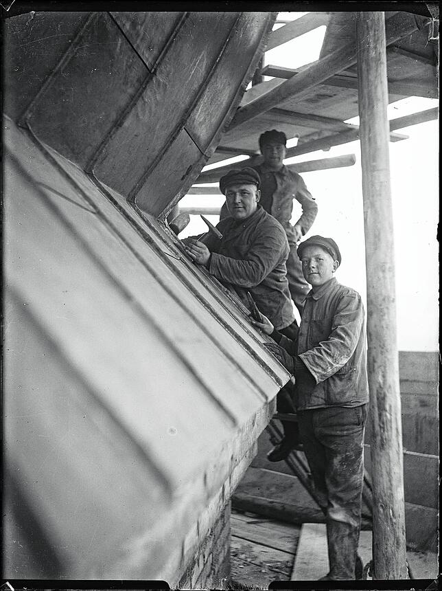 Die Stockacher wollten den barocken Zwiebelturm erneuert behalten. Hier sind Handwerker bei den Arbeiten zu sehen.