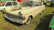 Automobile Schönheiten am Oldtimertreffen 2022. Beim Treff wird auch bewirtet - und es gibt ein musikalisches Rahmenprogramm. Bild: MV ...