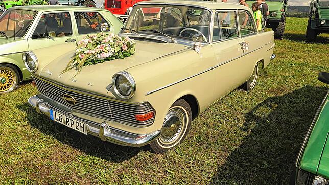 Automobile Schönheiten am Oldtimertreffen 2022. Beim Treff wird auch bewirtet - und es gibt ein musikalisches Rahmenprogramm. Bild: MV ...