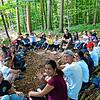 Äste und Stöcke wurden zu Sitzbänken für die fröhliche Runde: Der Tag im Wald mit Spielen, Erforschen, Basteln und Singen macht Kindern ...