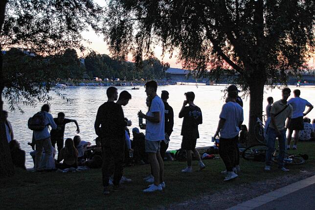 Schöne Szenen spielen sich am frühen Abend im Sommer ab. Doch zu später Stunde verwandelt sich der Herosé-Park in eine laute Partymeile ...