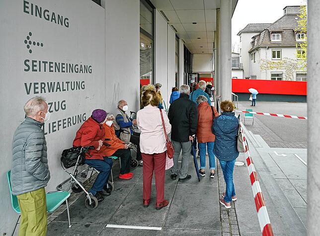 Trotz genauer Terminvorgaben bilden sich beim ersten von drei Gemeindeimpftagen Schlangen von Wartenden vor dem Milchwerk.